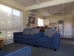 Flat-screen TV, DVD player - Surfside Holiday Apartments (Merimbula)