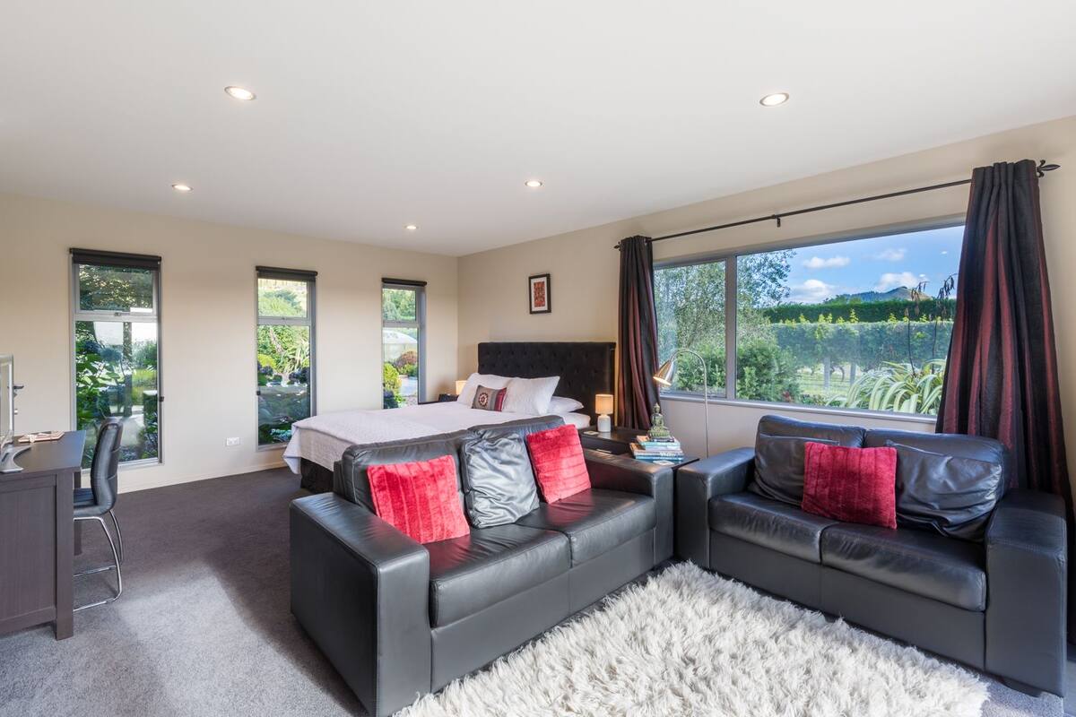 Standard Studio, Non Smoking, Kitchenette (Pinot Noir Suite) | Premium bedding, desk, blackout drapes, soundproofing