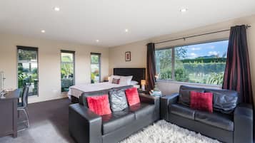 Standard Studio, Non Smoking, Kitchenette (Pinot Noir Suite) | Premium bedding, individually decorated, individually furnished, desk