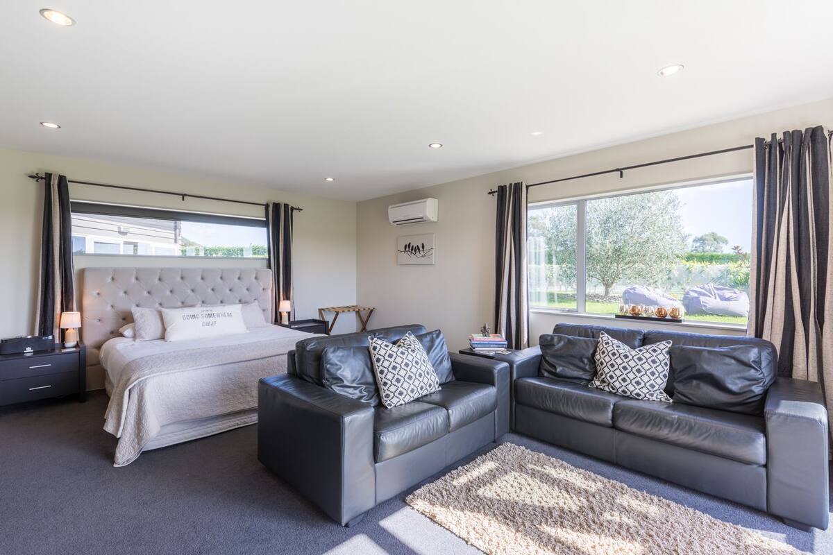 Standard Studio, Non Smoking, Kitchenette (Sauvignon Blanc Suite) | Premium bedding, desk, blackout drapes, soundproofing