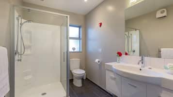 Standard Studio, Non Smoking, Kitchenette (Pinot Noir Suite) | Bathroom | Shower, free toiletries, hair dryer, towels