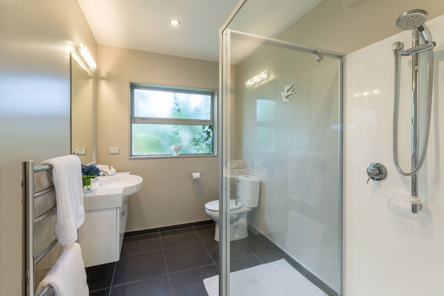 Standard-studiolejlighed - ikke-ryger - tekøkken (Sauvignon Blanc Suite) | Badeværelse | Bruser, gratis toiletartikler, hårtørrer, håndklæder