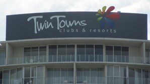 A building with a sign that reads "Twin Towns clubs & resorts". - Tweed Central Motel (Tweed Heads)