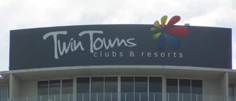 A building with a sign that reads "Twin Towns clubs & resorts".