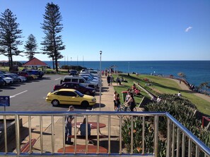 Ranta lähistöllä, valkoista hiekkaa