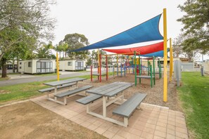 Lasten leikkialue ulkona