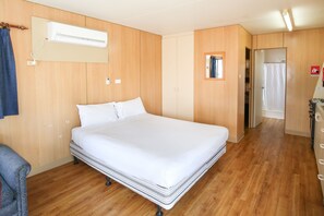 Standard-mökki, 2 makuuhuonetta, tupakointi kielletty, keittiö (Holiday Cabin) | Silitysrauta/-lauta, Wi-Fi