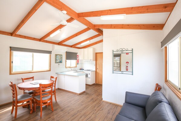 行政别墅, 2 间卧室, 无烟房, 厨房 (Executive Villa) | 熨斗/熨衣板、收费 WiFi