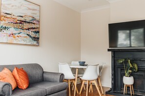 Apartamento, 2 habitaciones | Zona de estar | Una televisión de pantalla plana, una estación de conexión para MP3