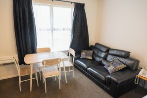 Apartamento, 1 habitación (1 Double and 2 Single bed) | Zona de estar | Una televisión LED