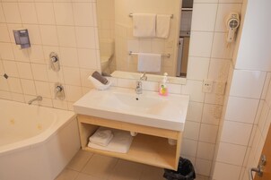 Appartamento, 1 camera da letto (1 Double and 2 Single bed) | Bagno | Asciugamani