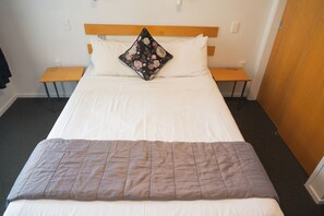 Apartamento, 2 habitaciones (1 Queen and 2 Single beds) | Escritorio, wifi gratis, ropa de cama