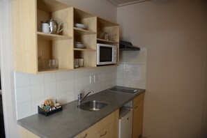 Leilighet, 1 soverom (1 Double and 2 Single bed) | Eget tekjøkken | Mikrobølgeovn, kaffetrakter/tekoker og vannkoker
