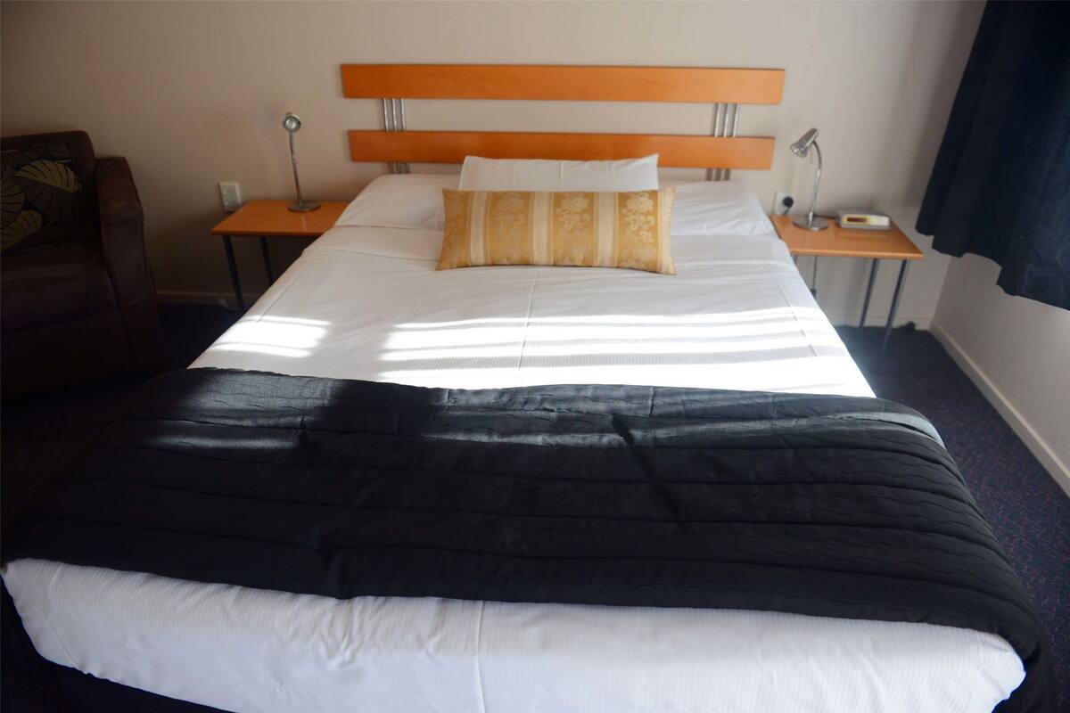 Escritorio, wifi gratis y ropa de cama