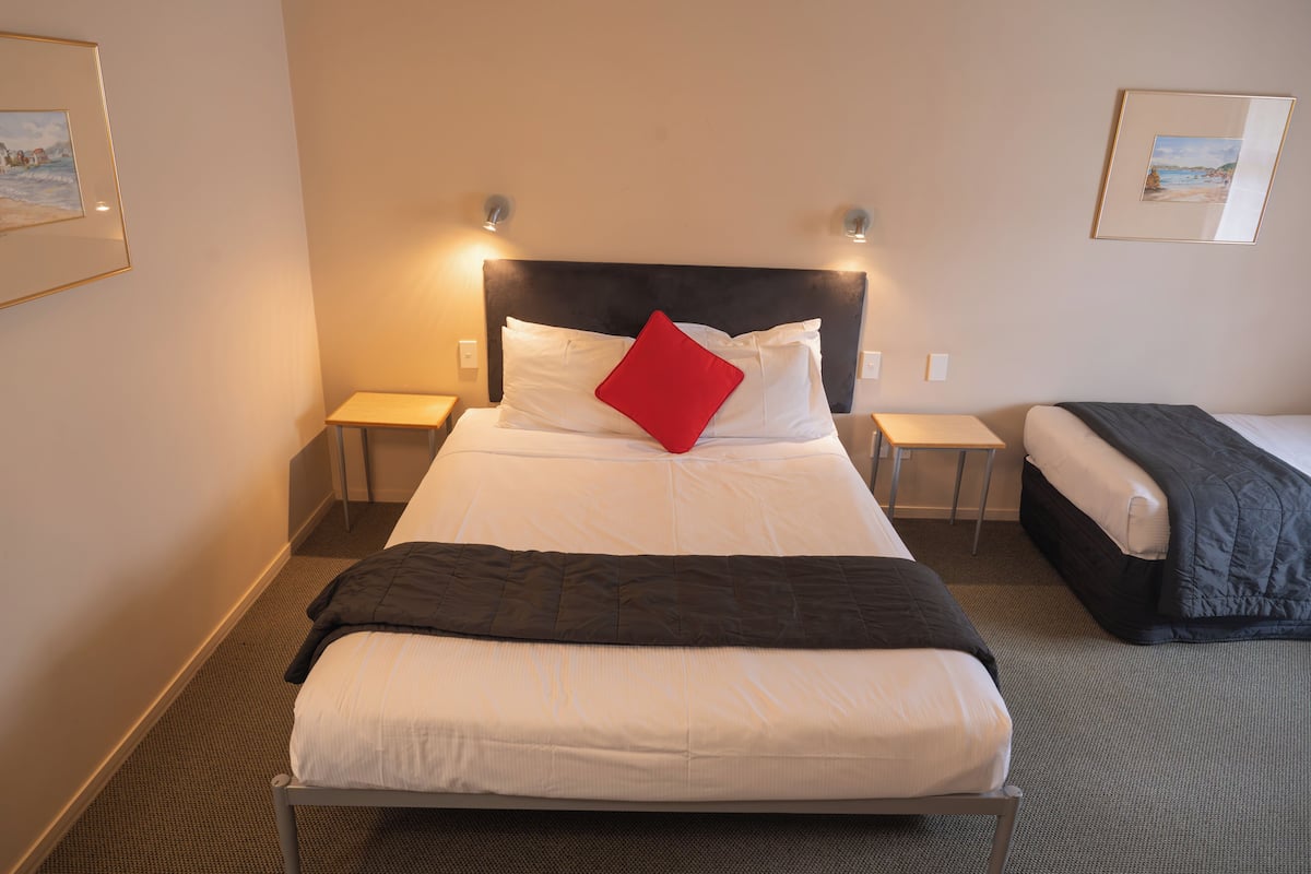 Double or Twin Room, Multiple Beds (1 Queen & 1 Single bed) | 1 bedroom, desk, free WiFi, bed sheets