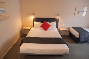 Habitación con 1 cama matrimonial o 2 individuales, varias camas (1 Queen & 1 Single bed) | Escritorio, wifi gratis y ropa de cama 