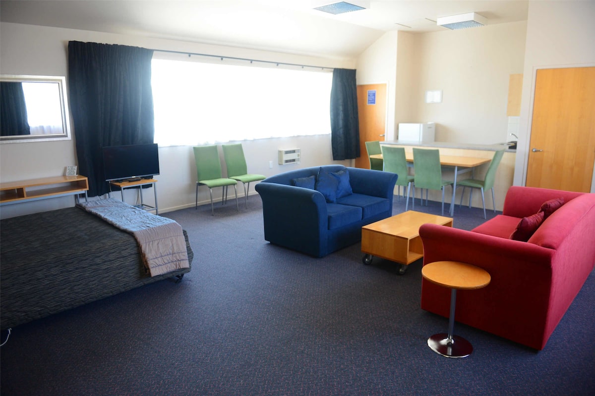 Studio, 1 Queen Bed with Sofa bed (Studio Apartment) | 1 bedroom, desk, free WiFi, bed sheets