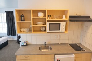 Apartamento, 1 habitación (1 Double and 2 Single bed) | Cocina privada | Microondas, cafetera o tetera y hervidor eléctrico