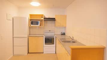 公寓, 2 間臥室 (1 Queen and 2 Single beds) | 私人廚房 | 微波爐、咖啡機/沖茶器、電熱水壺