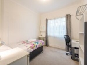 スタンダード シングルルーム 禁煙 共用バスルーム (Single) | セーフティボックス (室内)、WiFi (無料)、ベッドシーツ