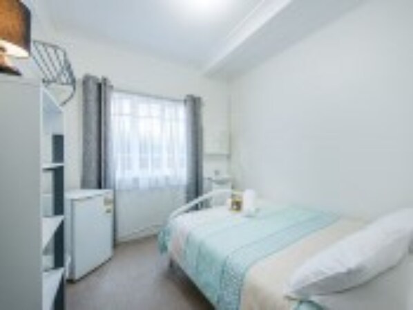 Standard Double, Non Smoking, Shared Bathroom | In-room safe, free WiFi, bed sheets - Kookaburra Inn (Spring Hill)