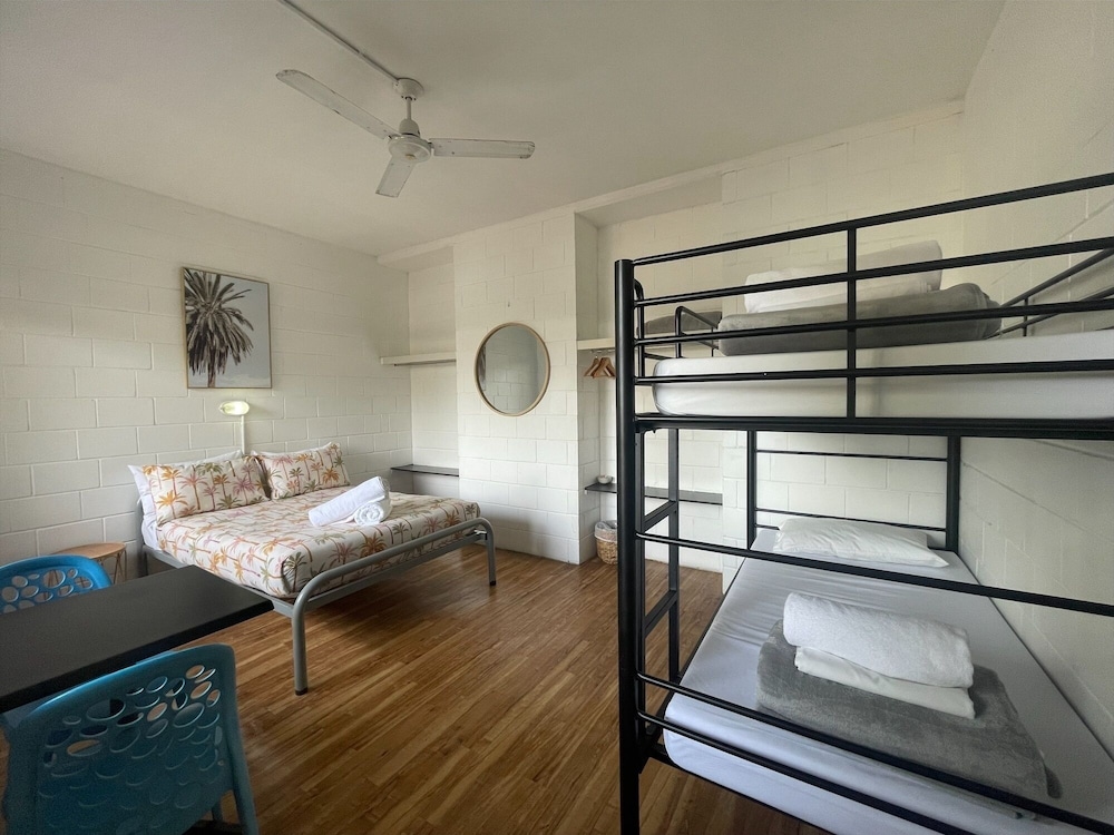 YHA Coolangatta by null
