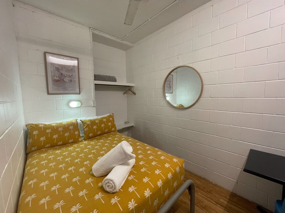 YHA Coolangatta by null