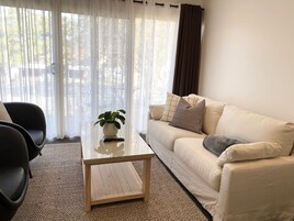 标准公寓, 2 间卧室, 无烟房, 厨房 (Chardonnay Short Upstairs) | 起居区 | LED 电视、DVD 播放器