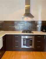 大冰箱、微波炉、烤箱、炉灶