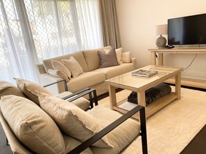 Shiraz Apartment with Spa | Living area | LED TV, DVD player - Angaston Mews Apartments (Angaston)