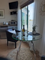 Romantic Studio, Kitchenette (Studio 2) | In-room dining