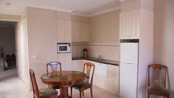 Full-size fridge, microwave, stovetop, dishwasher