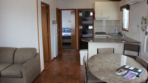 Villa – deluxe, 2 soverom, balkong | Eget kjøkken | Kjøleskap, mikrobølgeovn, kokeplater og vannkoker