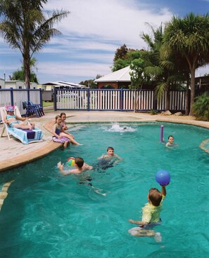 Outdoor pool, open 8:00 AM to 6:30 PM, pool loungers - Golden Terrace Holiday Park (Lakes Entrance)