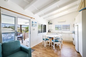 Deluxe Apartment, 2 Bedrooms, Kitchen (Captain’s Bridge) | Dining room