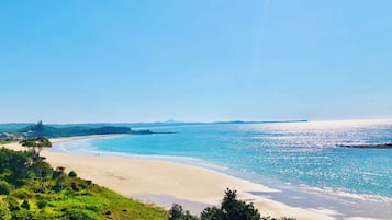 Na praia, areia branca, passeios de caiaque, prática de remo/canoagem