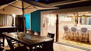 Deluxe Apartment | Private kitchen | Full-size fridge, microwave, oven, stovetop