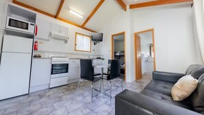 Cabin Tiêu chuẩn | Bếp riêng | Tủ lạnh, bếp nấu, dụng cụ nấu nướng/bát dĩa/dao nĩa