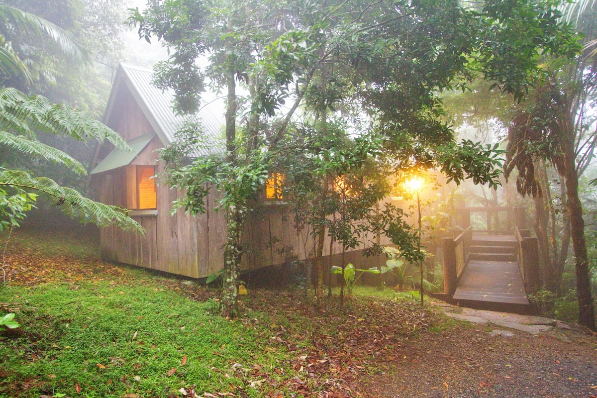 Cottage, 1 Bedroom, Non Smoking, Kitchen (Bower Bird) | Premium bedding, desk, iron/ironing board, bed sheets