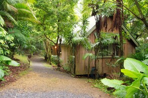 Cottage, 1 Bedroom, Non Smoking, Kitchen (Yellow Robin) | Premium bedding, desk, iron/ironing board, bed sheets - Mt Glorious Getaways (Mount Glorious)