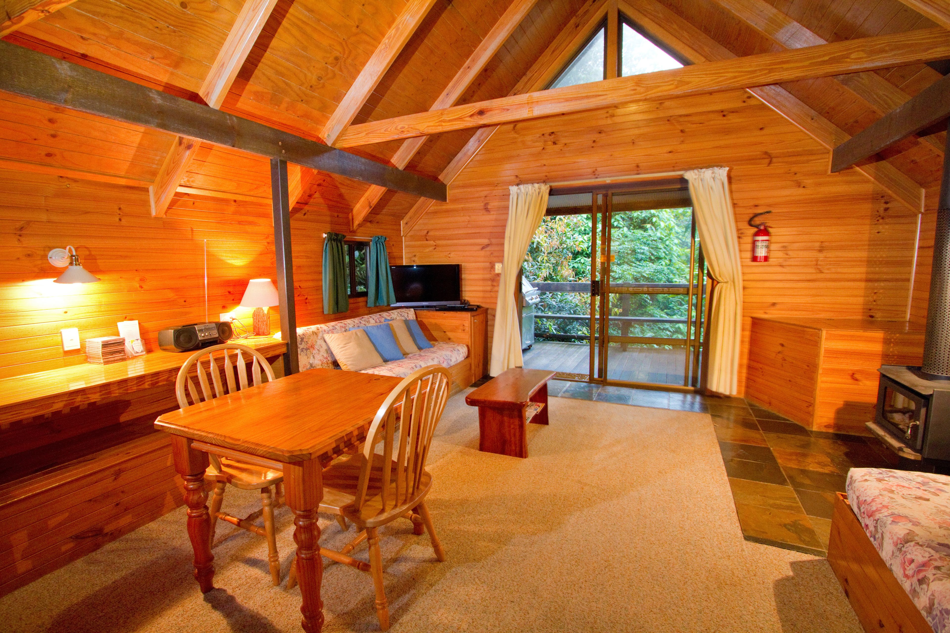 Cottage, 1 phòng ngủ, không hút thuốc, bếp (Bower Bird) | Khu phòng khách | TV màn hình phẳng, lò sưởi, iPod dock 