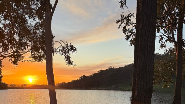 A lakeside view with a fire pit and picnic table. - Evedon Park Bush Retreat (Burekup)