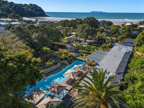 Outdoor pool, pool loungers - Tasman Holiday Parks – Waihi Beach (Waihi Beach)