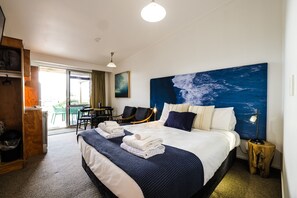 Motel - 2 Bedroom (Ocean View) | Individually decorated, free WiFi, bed sheets - Tasman Holiday Parks – Waihi Beach (Waihi Beach)