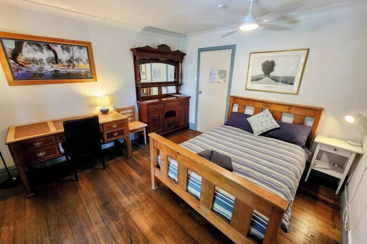 Een strijkplank/strijkijzer, reisbedje, gratis wifi, beddengoed