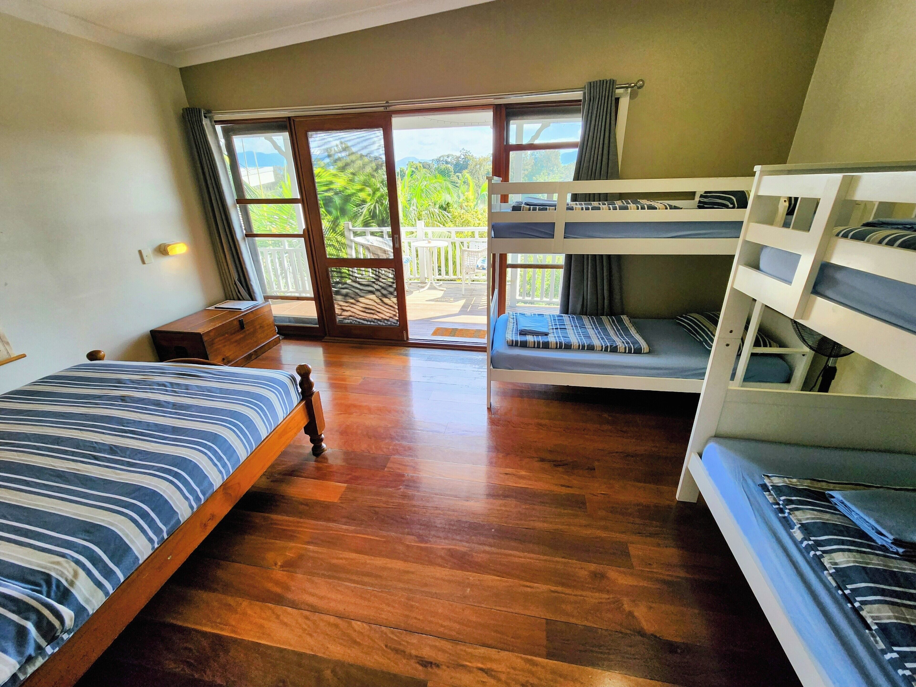 6 Person Family Room with Private Bathroom | 熨斗/熨衫板、可攜式嬰兒床、免費 Wi-Fi、床單