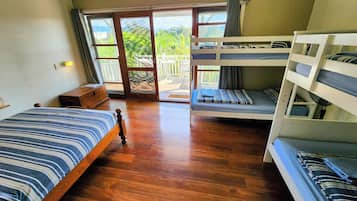 6 Person Family Room with Private Bathroom | 熨斗/熨衫板、可攜式嬰兒床、免費 Wi-Fi、床單