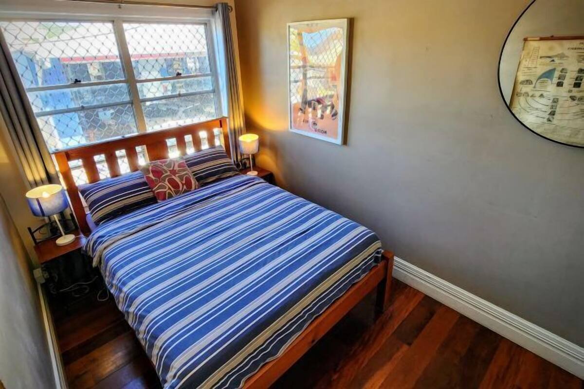 Bügeleisen/Bügelbrett, Reisekinderbett, kostenloses WLAN, Bettwäsche