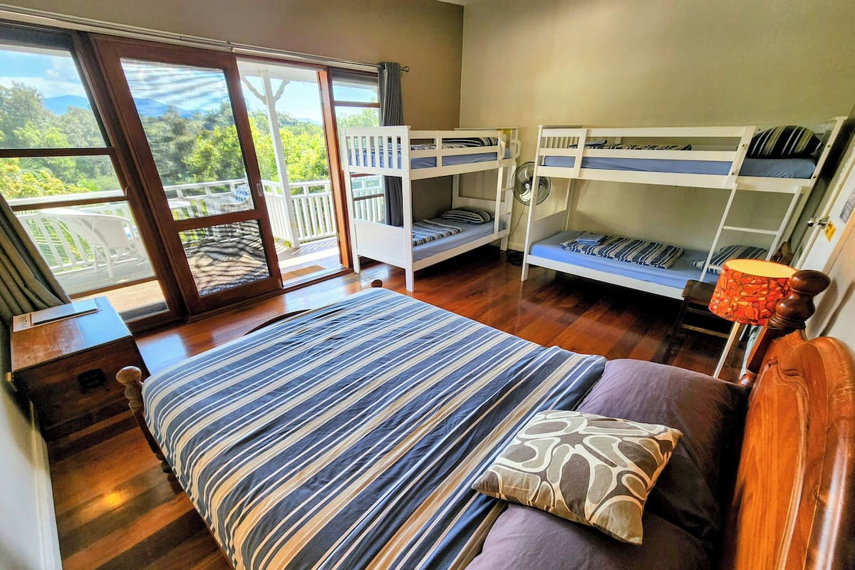 6 Person Family Room with Private Bathroom | Een strijkplank/strijkijzer, reisbedje, gratis wifi, beddengoed