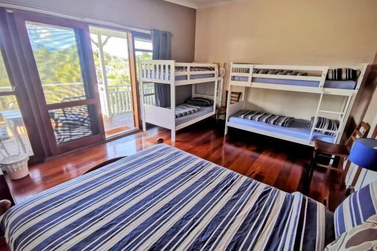 Bügeleisen/Bügelbrett, Reisekinderbett, kostenloses WLAN, Bettwäsche